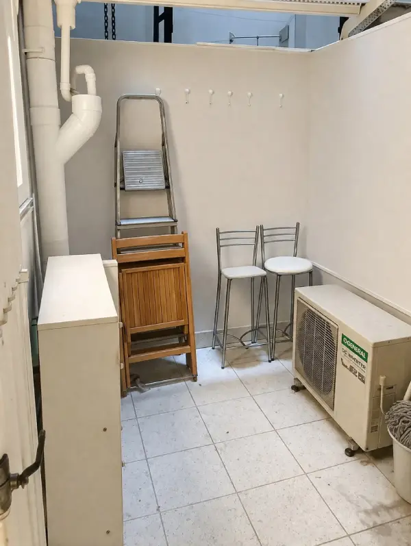 Furnished student room in Eixample Barcelona with private bathroom desk and built-in wardrobe