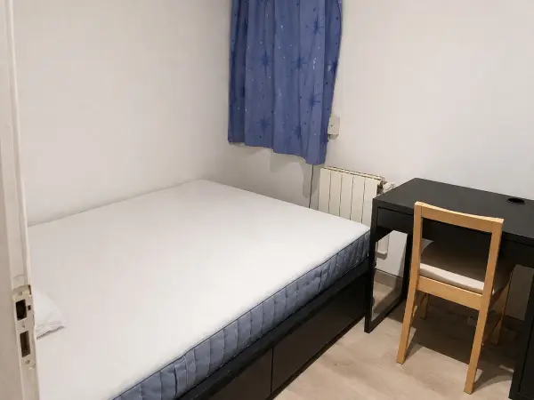 Furnished student room in Eixample Barcelona with private bathroom desk and built-in wardrobe