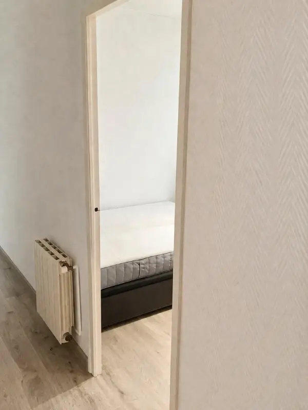 Furnished student room in Eixample Barcelona with private bathroom desk and built-in wardrobe
