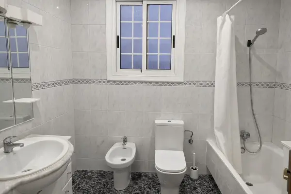Furnished student room in Sarrià Barcelona near Muntaner FGC with balcony and shared apartment