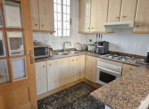 Furnished student room in Sarrià Barcelona near Muntaner FGC with balcony and shared apartment