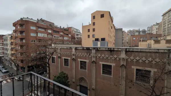 Furnished student room in Sarrià Barcelona near Muntaner FGC with balcony and shared apartment