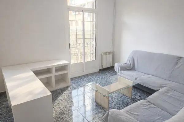 Furnished student room in Sarrià Barcelona near Muntaner FGC with balcony and shared apartment