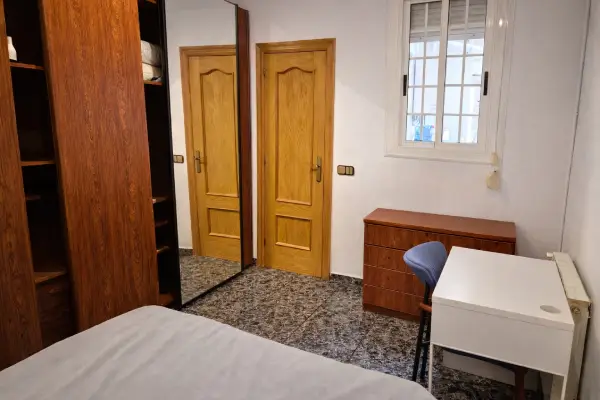 Furnished student room in Sarrià Barcelona near Muntaner FGC with balcony and shared apartment