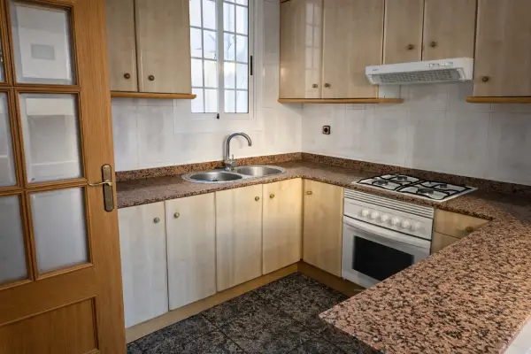 Furnished student room in Sarrià Barcelona near Muntaner FGC with balcony and shared apartment