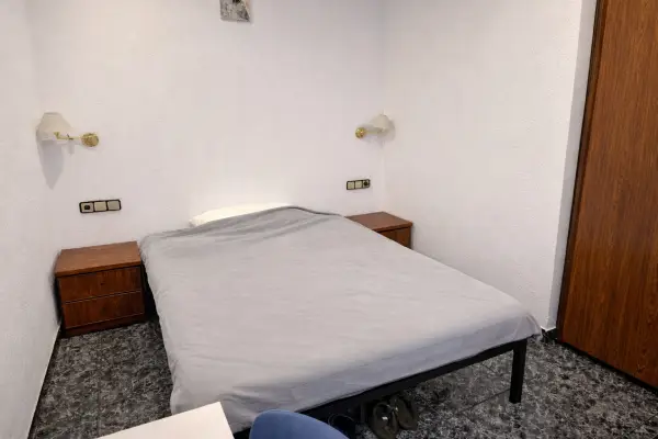 Furnished student room in Sarrià Barcelona near Muntaner FGC with balcony and shared apartment