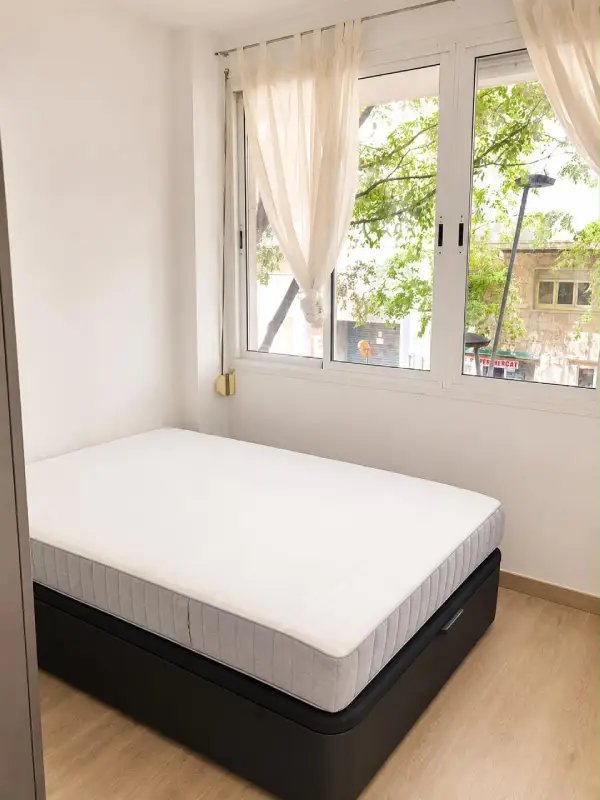 Furnished student room in Eixample Barcelona with private bathroom desk and built-in wardrobe