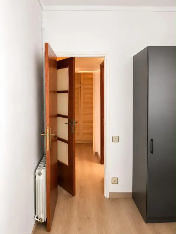 Furnished student room in Eixample Barcelona with private bathroom desk and built-in wardrobe