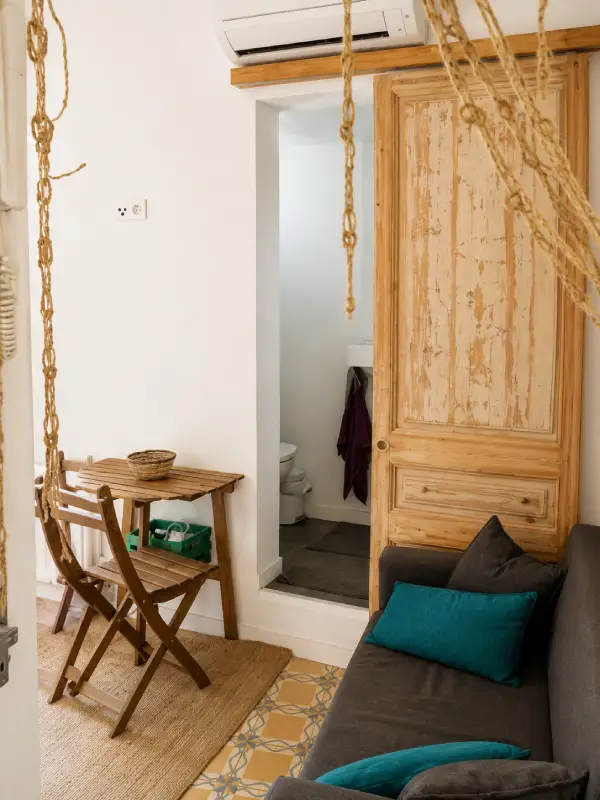 Fully furnished student studio apartment in Eixample Barcelona near Entença Metro with equipped kitchen