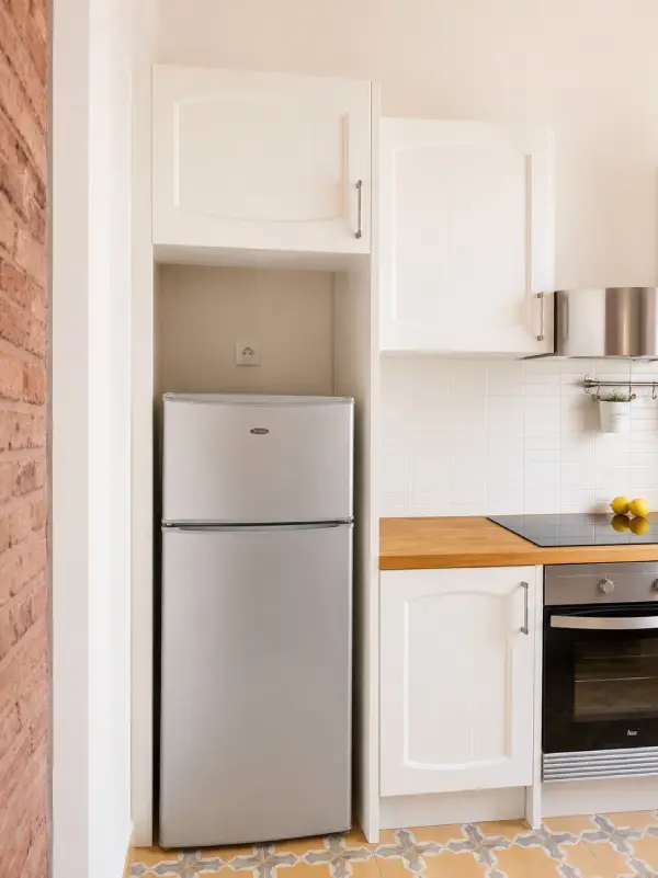 Fully furnished student studio apartment in Eixample Barcelona near Entença Metro with equipped kitchen