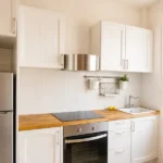 Fully furnished student studio apartment in Eixample Barcelona near Entença Metro with equipped kitchen