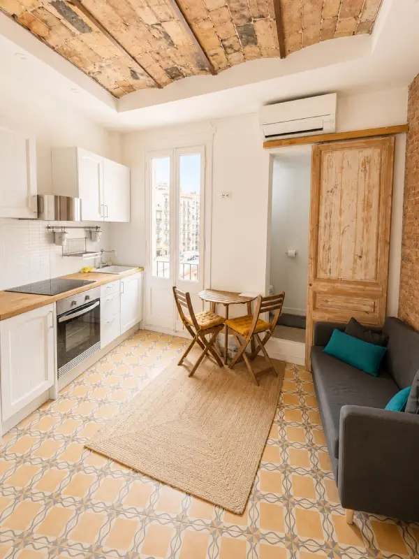 Fully furnished student studio apartment in Eixample Barcelona near Entença Metro with equipped kitchen