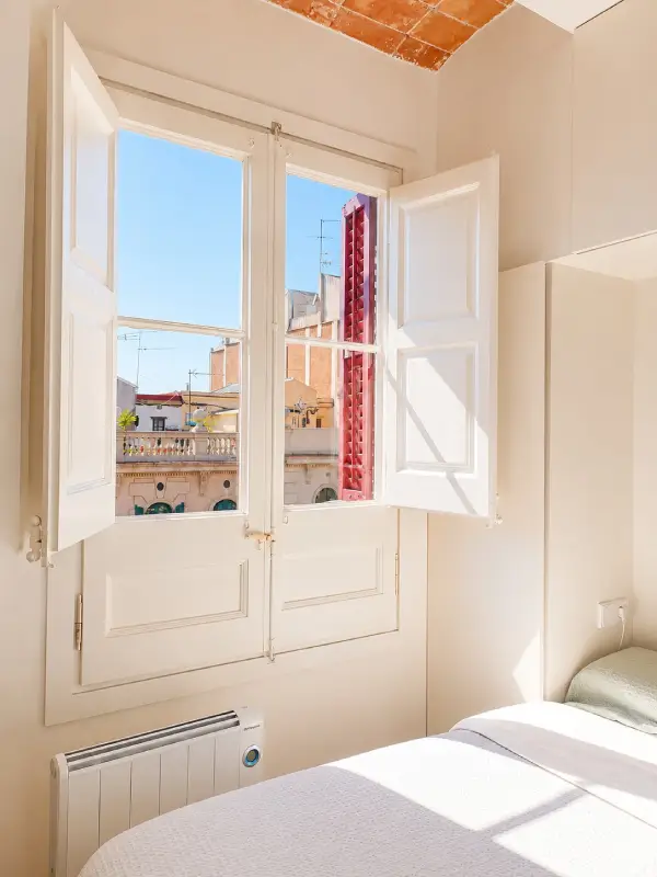 Fully furnished student studio apartment in Eixample Barcelona near Entença Metro with equipped kitchen