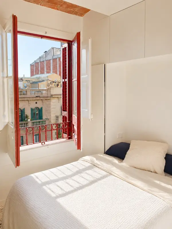 Fully furnished student studio apartment in Eixample Barcelona near Entença Metro with equipped kitchen