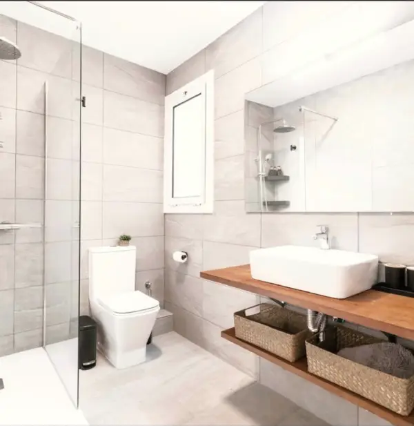 Bright furnished student room in a shared apartment in Barcelona with equipped kitchen