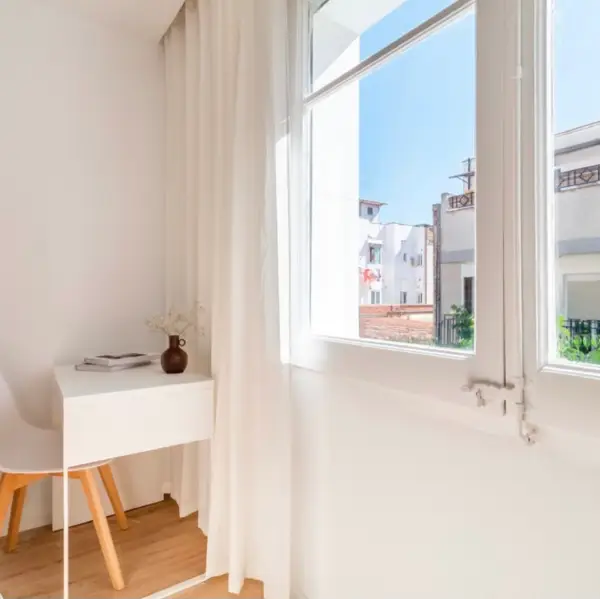 Bright furnished student room in a shared apartment in Barcelona with equipped kitchen
