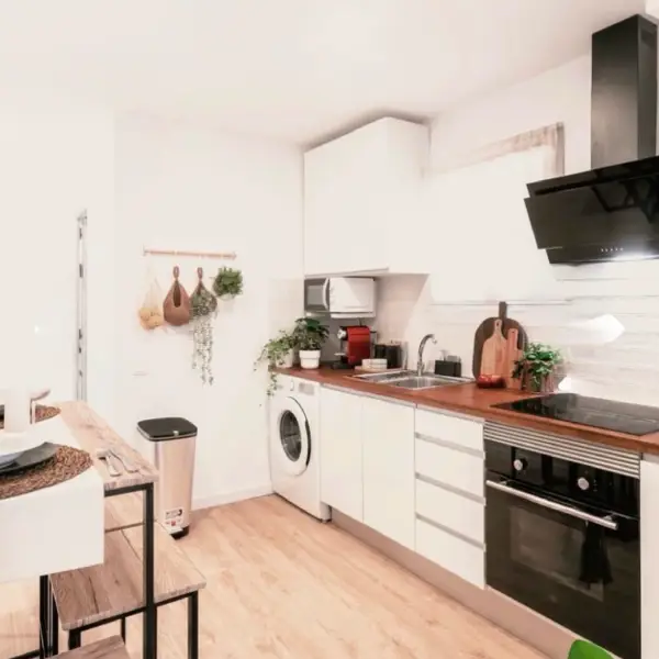Bright furnished student room in a shared apartment in Barcelona with equipped kitchen