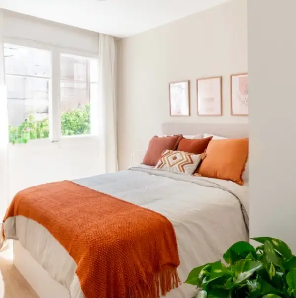 Bright furnished student room in a shared apartment in Barcelona with equipped kitchen