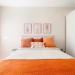 Bright furnished student room in a shared apartment in Barcelona with equipped kitchen