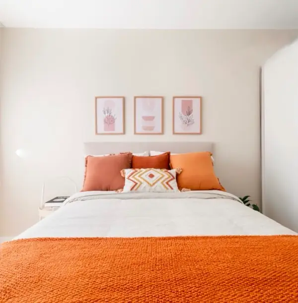 Bright furnished student room in a shared apartment in Barcelona with equipped kitchen