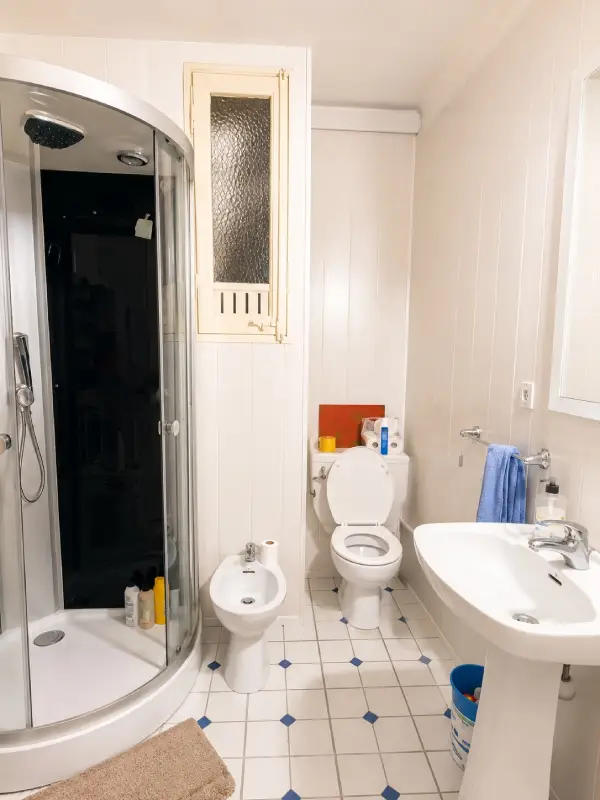 Spacious student room in Plaça Urquinaona Barcelona with double bed, study desk, and shared terrace