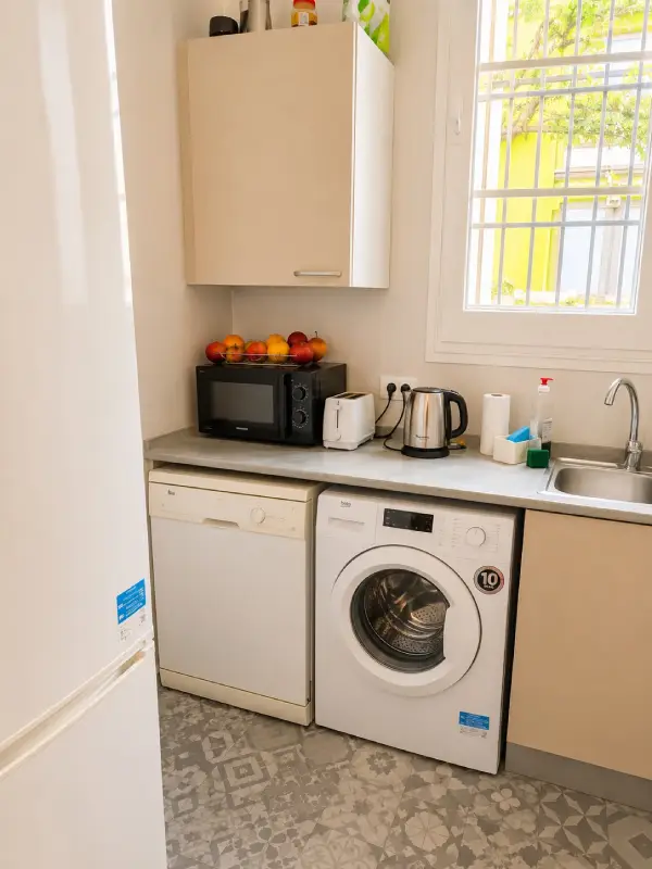 Spacious student room in Plaça Urquinaona Barcelona with double bed, study desk, and shared terrace
