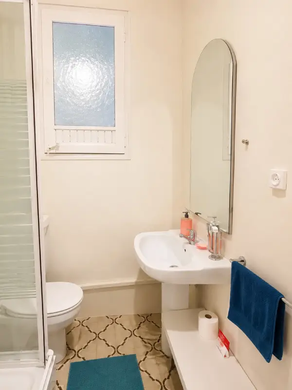 Spacious student room in Plaça Urquinaona Barcelona with double bed, study desk, and shared terrace