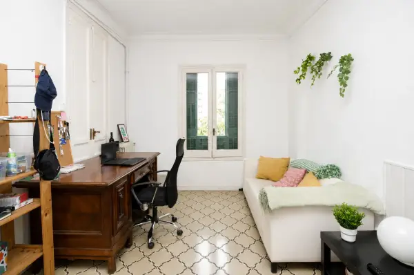 Spacious student room in Plaça Urquinaona Barcelona with double bed, study desk, and shared terrace