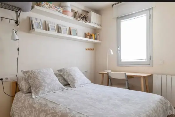 Fully furnished student room in Sant Gervasi Barcelona with double bed, private bathroom and desk