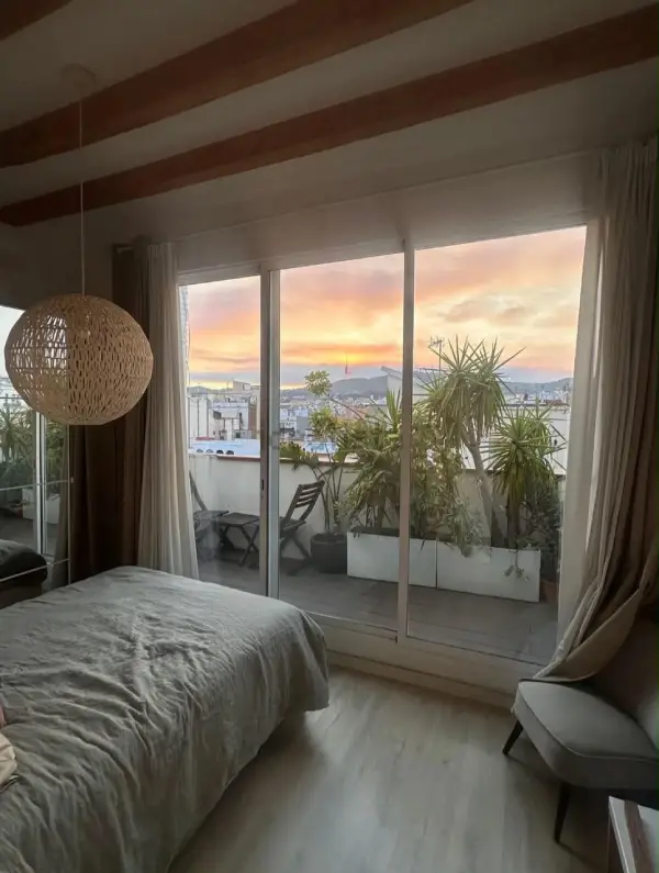 Fully furnished student penthouse in Barcelona with two private terraces and one bedroom