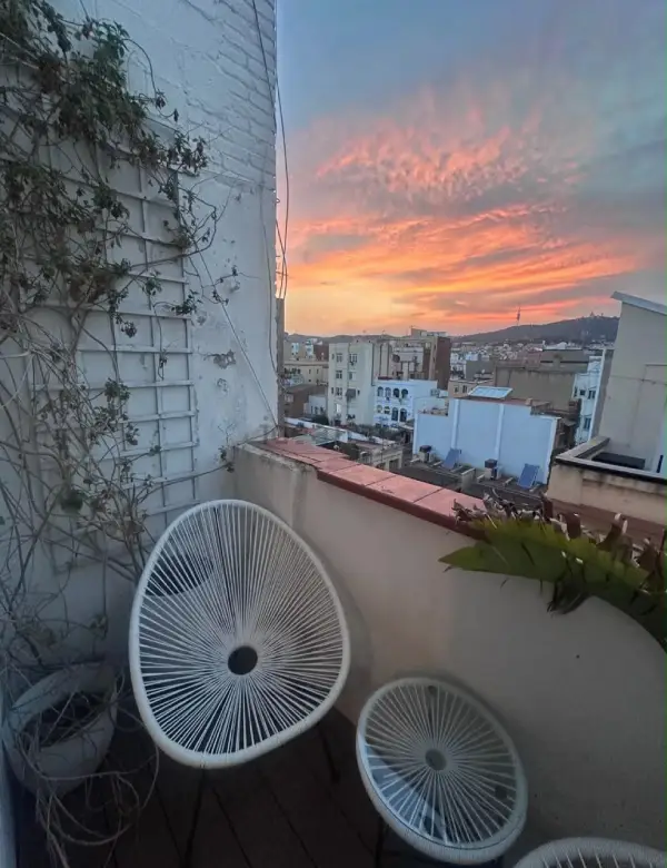 Fully furnished student penthouse in Barcelona with two private terraces and one bedroom