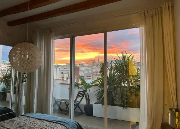Fully furnished student penthouse in Barcelona with two private terraces and one bedroom
