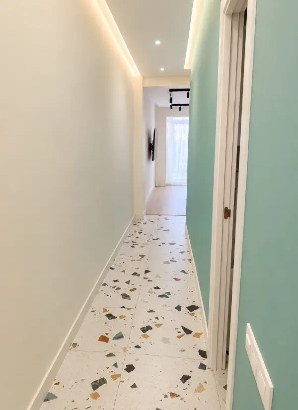 Renovated 30 m² student studio apartment in Barcelona with private terrace and fully equipped kitchen