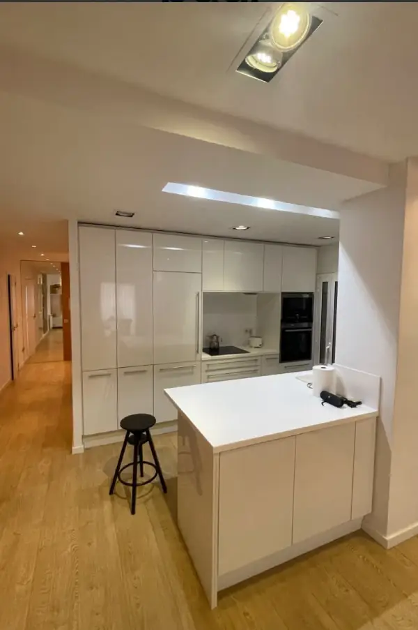Modern student room in Eixample Barcelona with shared terrace, central AC and furnished apartment