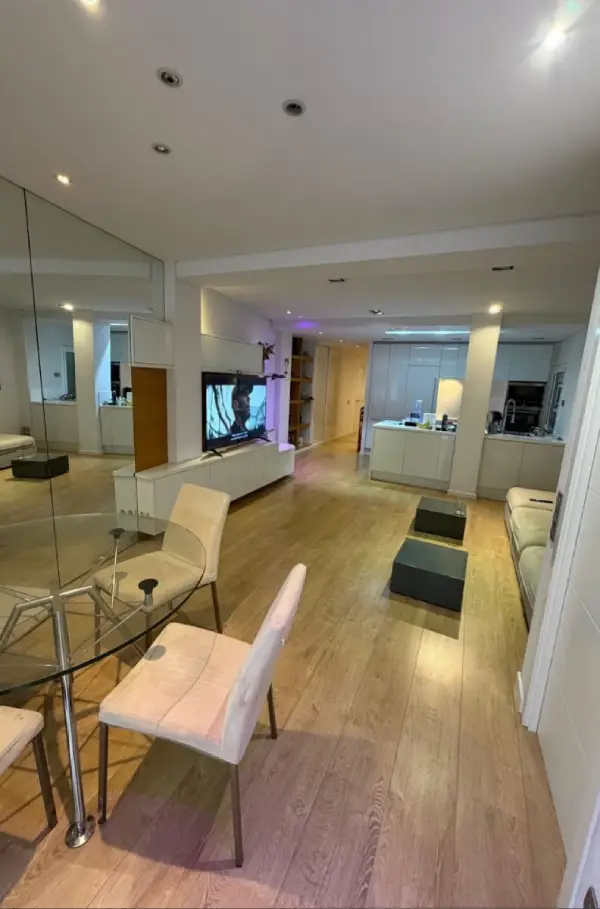 Modern student room in Eixample Barcelona with shared terrace, central AC and furnished apartment
