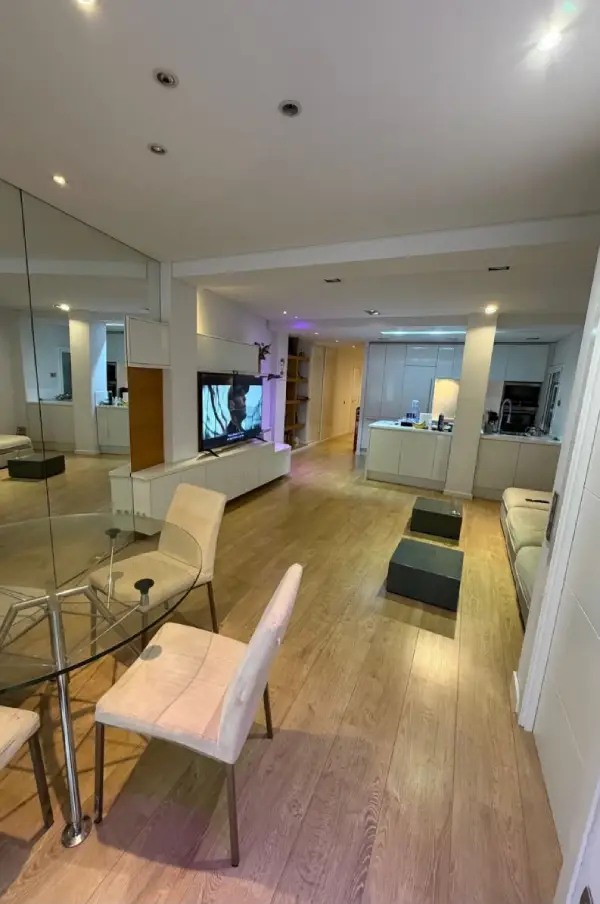 Modern student room in Eixample Barcelona with shared terrace, central AC and furnished apartment
