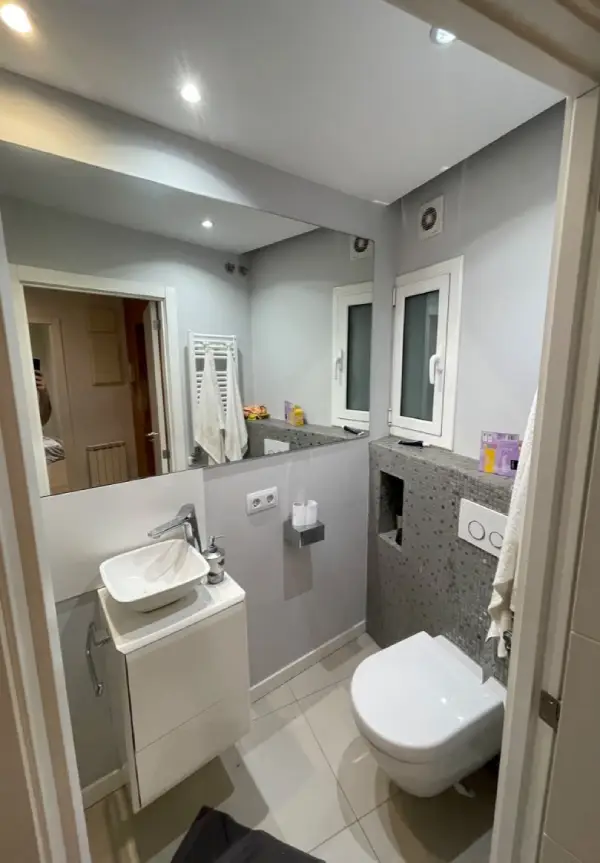 Modern student room in Eixample Barcelona with shared terrace, central AC and furnished apartment