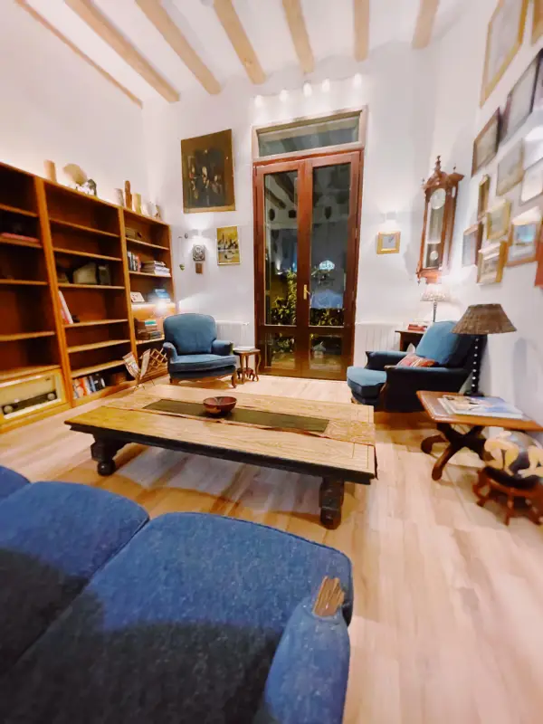 Fully furnished 2-bedroom student apartment in Gràcia Barcelona with two bathrooms and balcony
