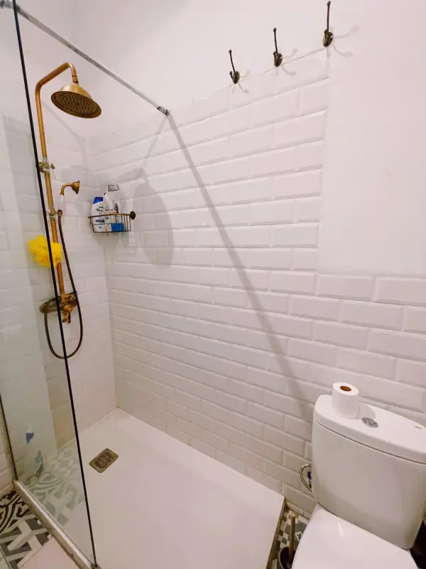 Fully furnished 2-bedroom student apartment in Gràcia Barcelona with two bathrooms and balcony