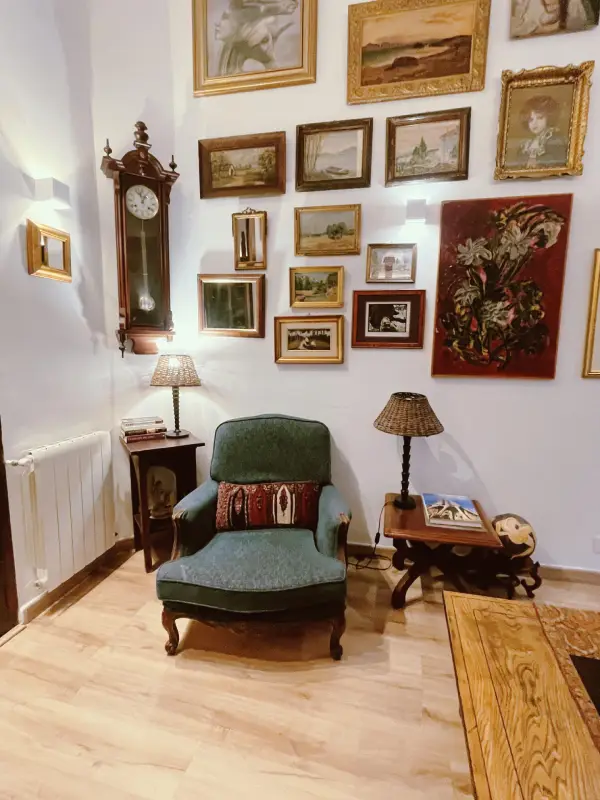 Fully furnished 2-bedroom student apartment in Gràcia Barcelona with two bathrooms and balcony