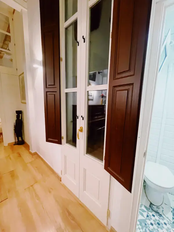 Fully furnished 2-bedroom student apartment in Gràcia Barcelona with two bathrooms and balcony