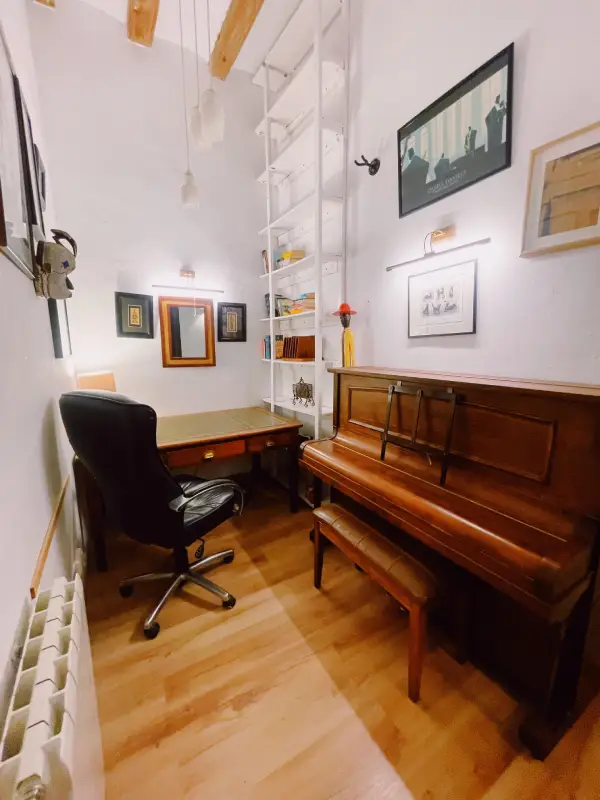 Fully furnished 2-bedroom student apartment in Gràcia Barcelona with two bathrooms and balcony