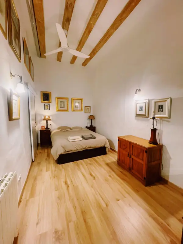 Fully furnished 2-bedroom student apartment in Gràcia Barcelona with two bathrooms and balcony