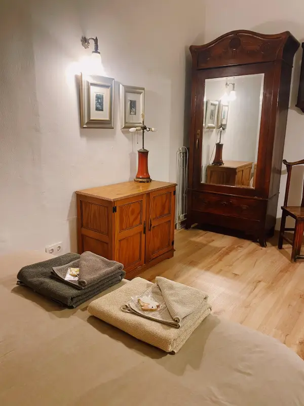 Fully furnished 2-bedroom student apartment in Gràcia Barcelona with two bathrooms and balcony