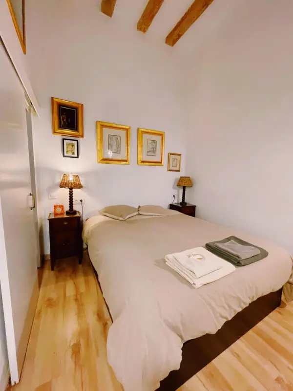 Fully furnished 2-bedroom student apartment in Gràcia Barcelona with two bathrooms and balcony