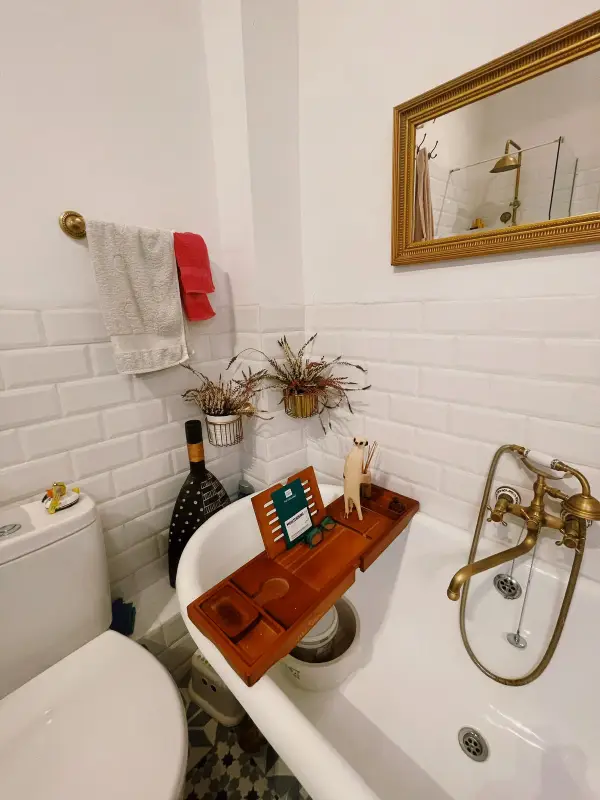 Fully furnished 2-bedroom student apartment in Gràcia Barcelona with two bathrooms and balcony