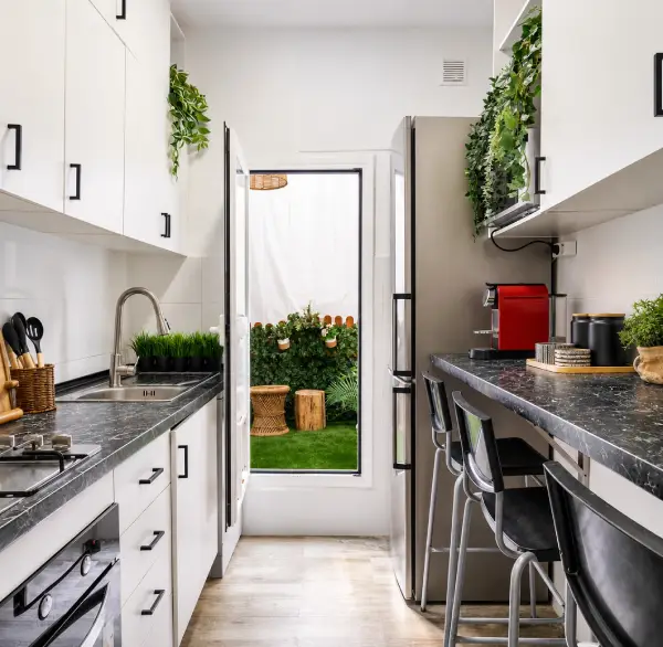 Student room in a 5-bedroom shared apartment in Sants Barcelona with garden and equipped kitchen