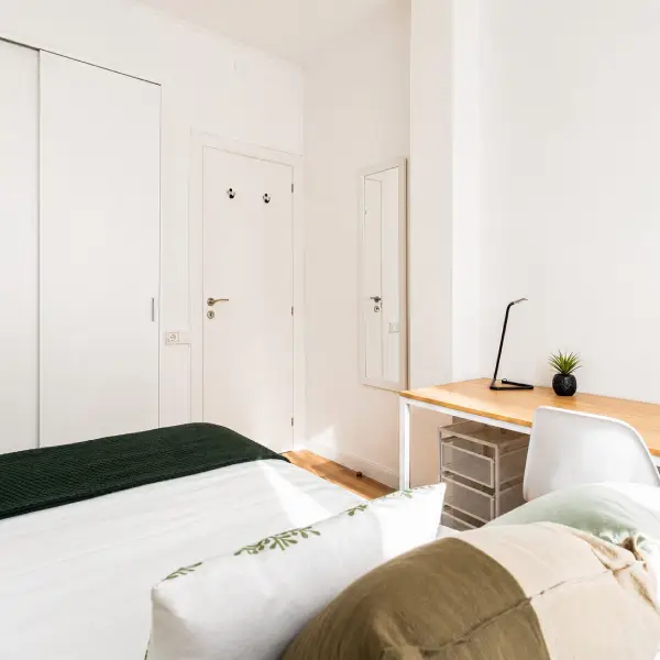 Student room in a 5-bedroom shared apartment in Sants Barcelona with garden and equipped kitchen