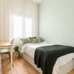 Student room in a 5-bedroom shared apartment in Sants Barcelona with garden and equipped kitchen