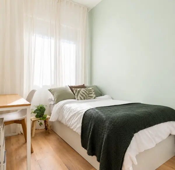 Student room in a 5-bedroom shared apartment in Sants Barcelona with garden and equipped kitchen